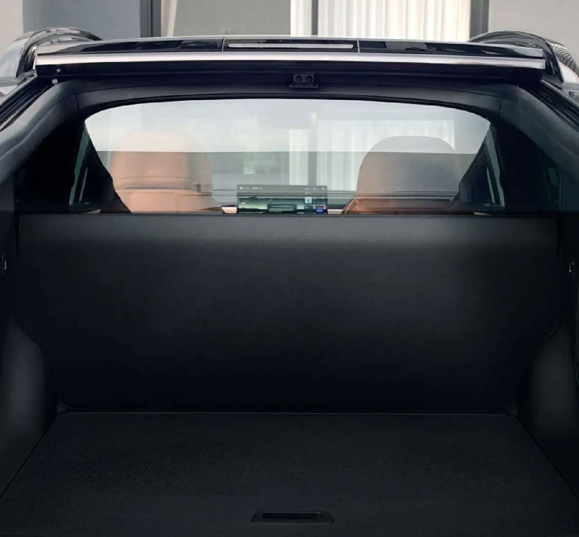 แผงกั้นและกระจกกั้นห้องโดยสารกับท้ายรถแบบเปิด-ปิดได้