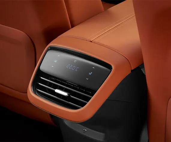 แผงควบคุมระบบปรับอากาศด้านหลังแบบสัมผัสพร้อมฟังก์ชันปรับตำแหน่งที่นั่งผู้โดยสารด้านหน้าและม่านหลังคา