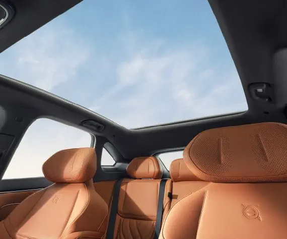 หลังคากระจกแบบพาโนรามา พร้อมม่านหลังคาไฟฟ้า