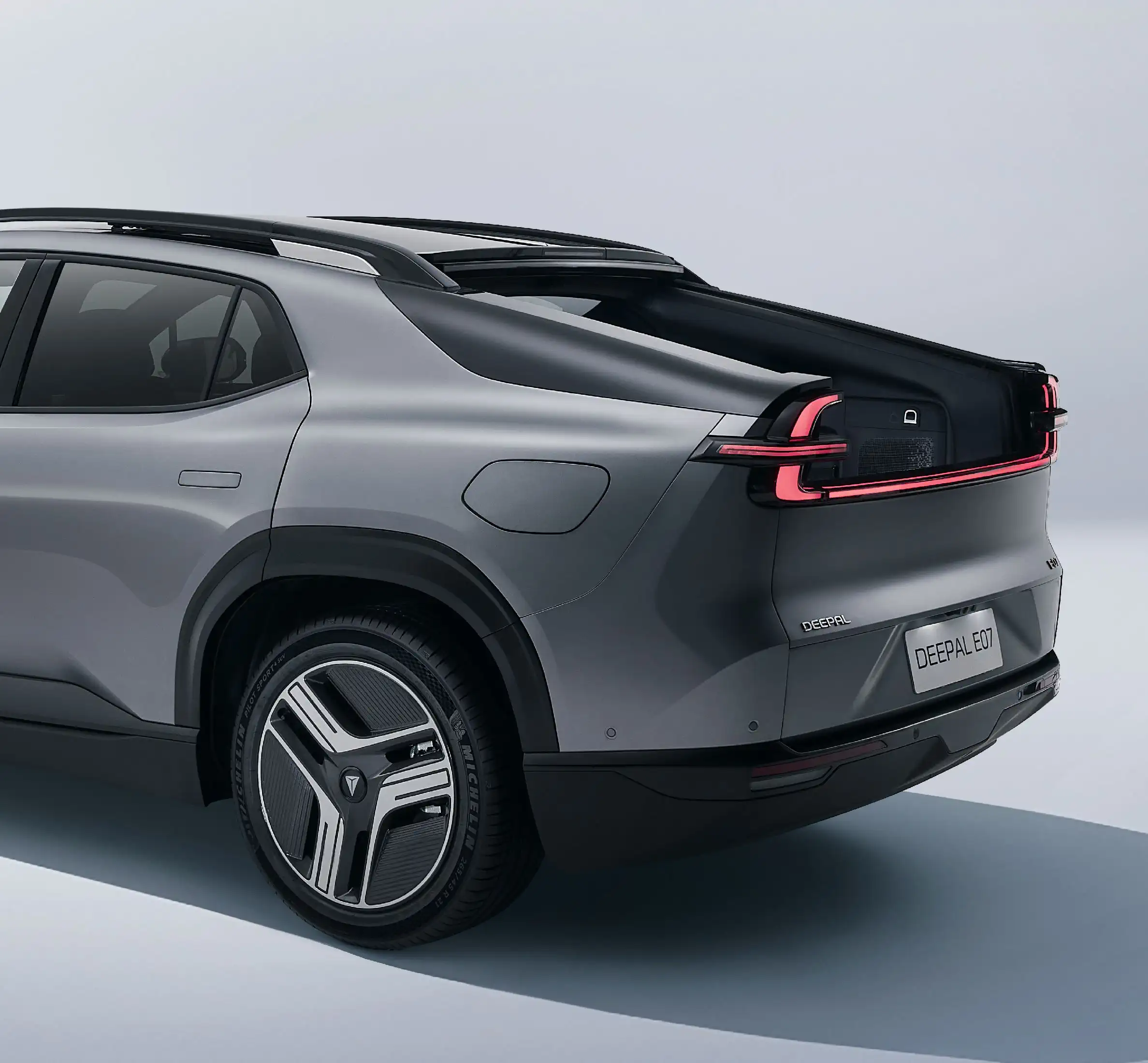 หลังคากระจกบริเวณท้ายรถ เปิด-ปิด ได้แบบไฟฟ้า